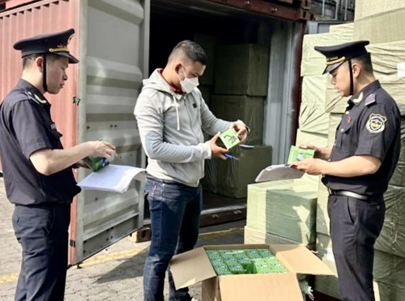 Bộ Tài chính đẩy mạnh số hóa thủ tục hải quan với hàng bưu chính, chuyển phát nhanh