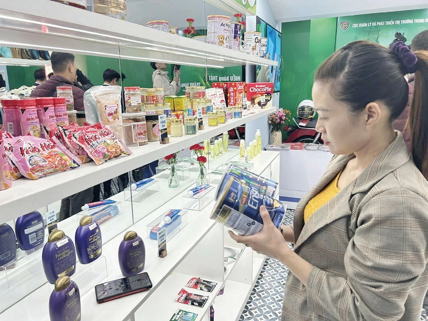 Hàng giả tràn lên mạng, siết từ tài khoản đến kho hàng Hàng giả tràn lên mạng, siết từ tài khoản đến kho hàng