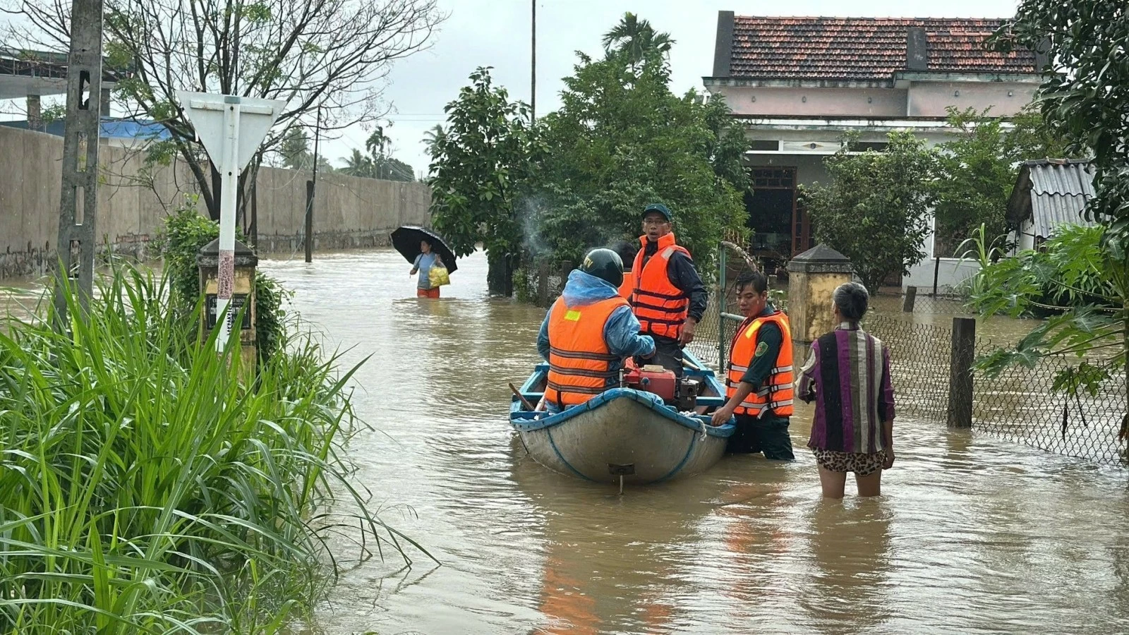 Chủ động ứng phó mưa lớn, lũ, ngập lụt từ Hà Tĩnh đến Quảng Ngãi Chủ động ứng phó mưa lớn, lũ, ngập lụt từ Hà Tĩnh đến Quảng Ngãi