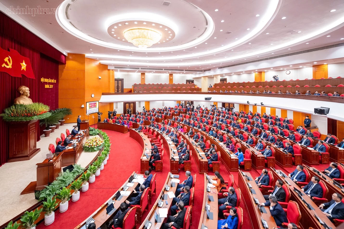 Trung ương bàn về đổi mới căn bản, toàn diện công tác cán bộ