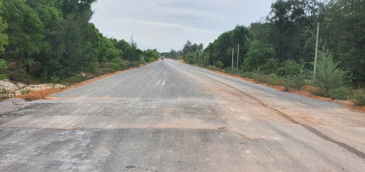 Dự án thành phần 1 - Đường ven biển thuộc Dự án đường ven biển và Cầu Nhật Lệ 3 do Sở Xây dựng tỉnh làm chủ đầu tư còn 15,465 tỷ đồng vốn tạm ứng chưa thu hồi. Ảnh: Ngọc Tân