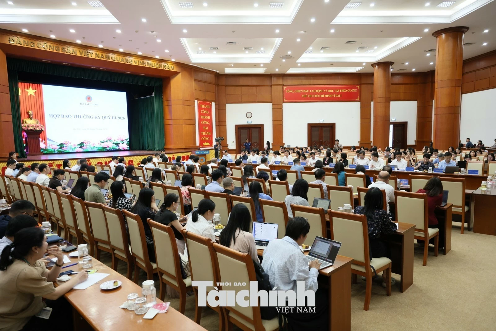 Chuyển toàn bộ cổ phiếu HNX sang HOSE trong năm 2026, nghiên cứu giao dịch xuyên trưa và nới biên độ Chuyển toàn bộ cổ phiếu HNX sang HOSE trong năm 2026, nghiên cứu giao dịch xuyên trưa và nới biên độ