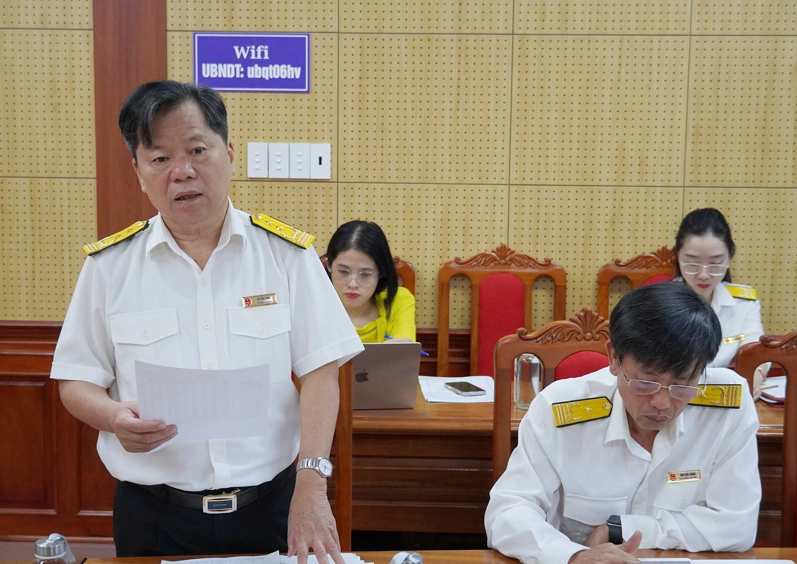 Ông Hà Văn Khoa, Trưởng Thuế tỉnh Quảng Trị phát biểu tại cuộc họp. Ảnh: Đặng Hà