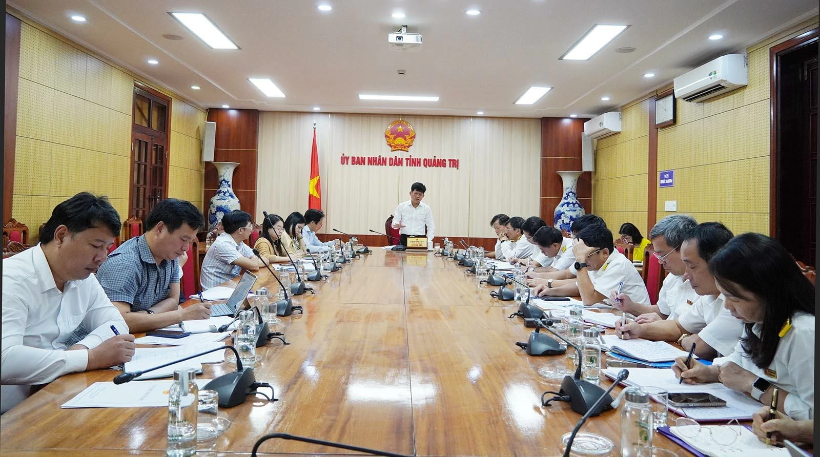 Toàn cảnh buổi làm việc giữa UBND tỉnh Quảng Trị và Thuế tỉnh Quảng Trị. Ảnh: Đặng Hà