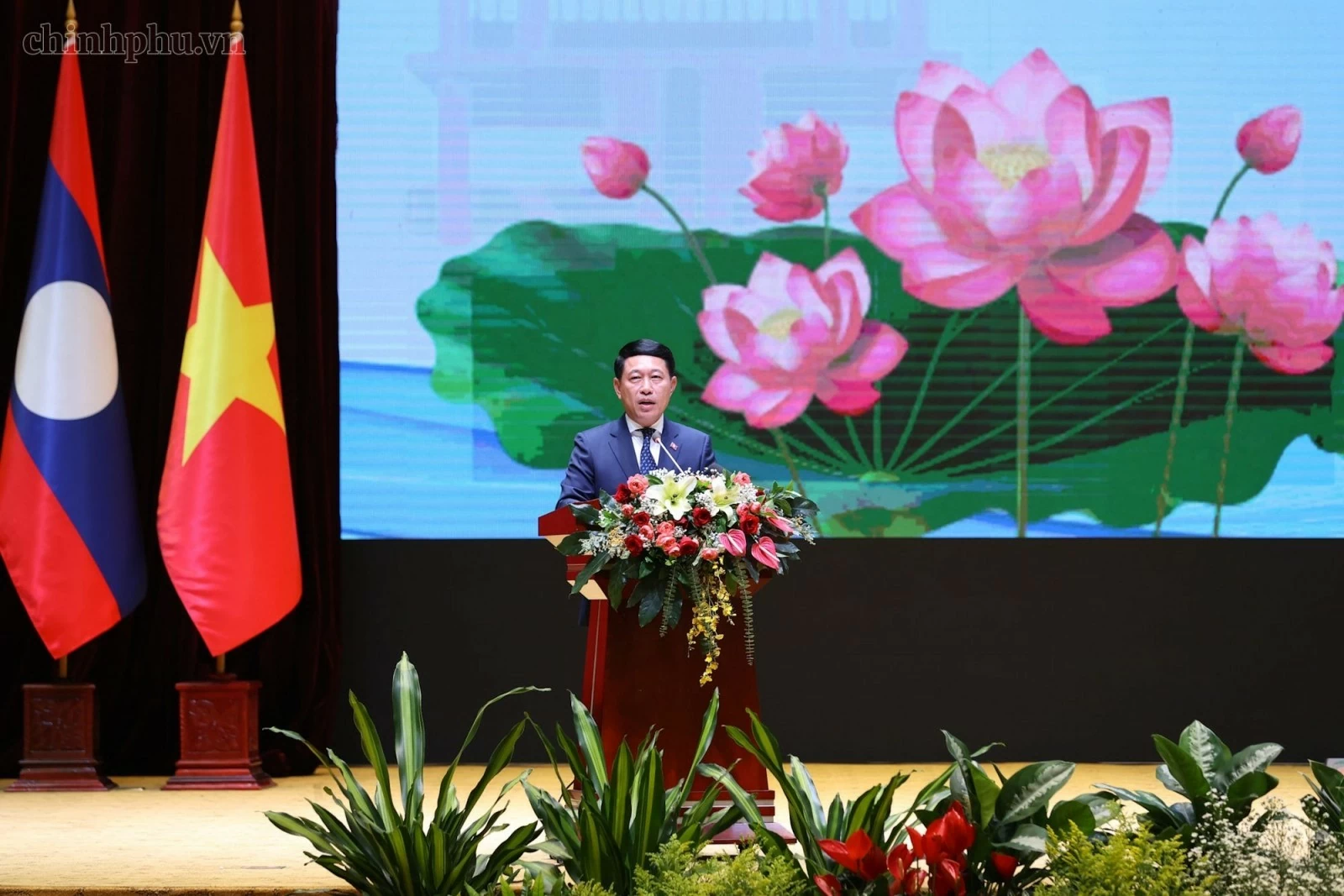 Hai Thủ tướng dự Hội nghị xúc tiến đầu tư Việt Nam-Lào: "Gắn kết chiến lược" trong lĩnh vực kinh tế