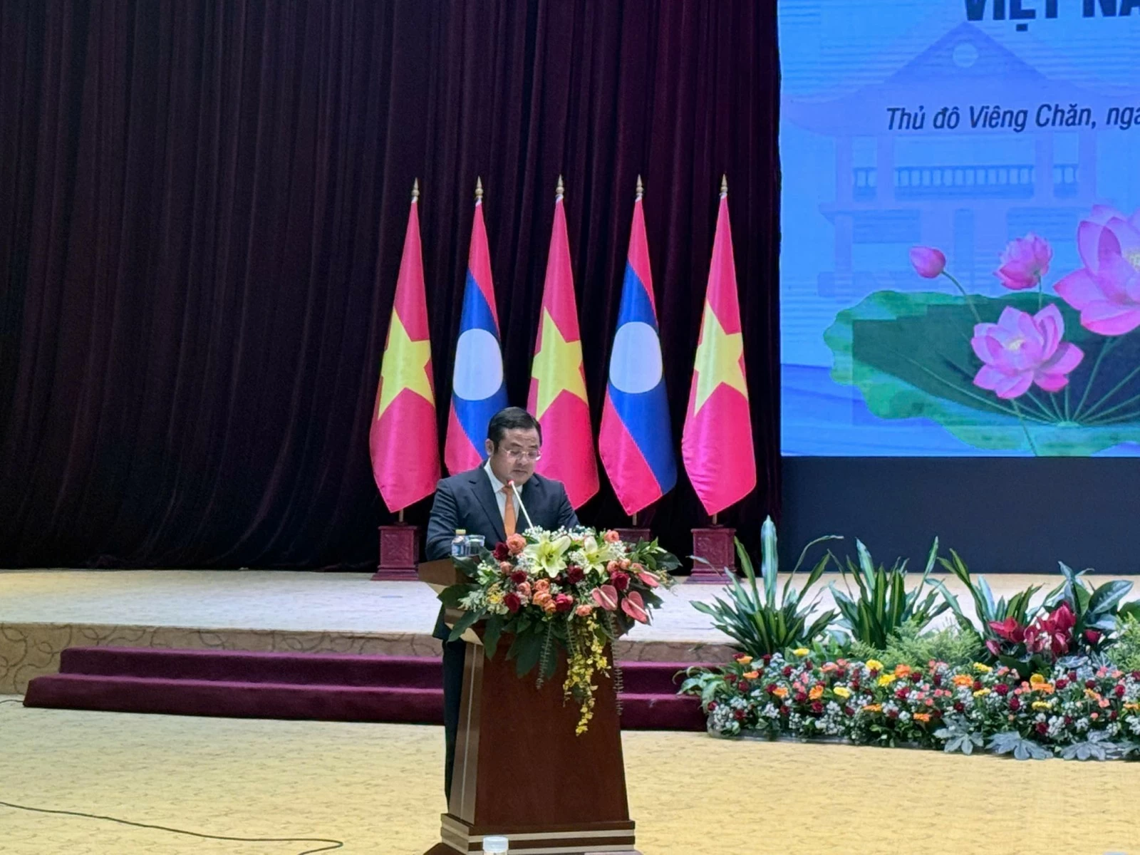 Chủ tịch Hội đồng thành viên Vinachem tham dự Hội nghị Xúc tiến đầu tư và Đối thoại doanh nghiệp Việt Nam - Lào