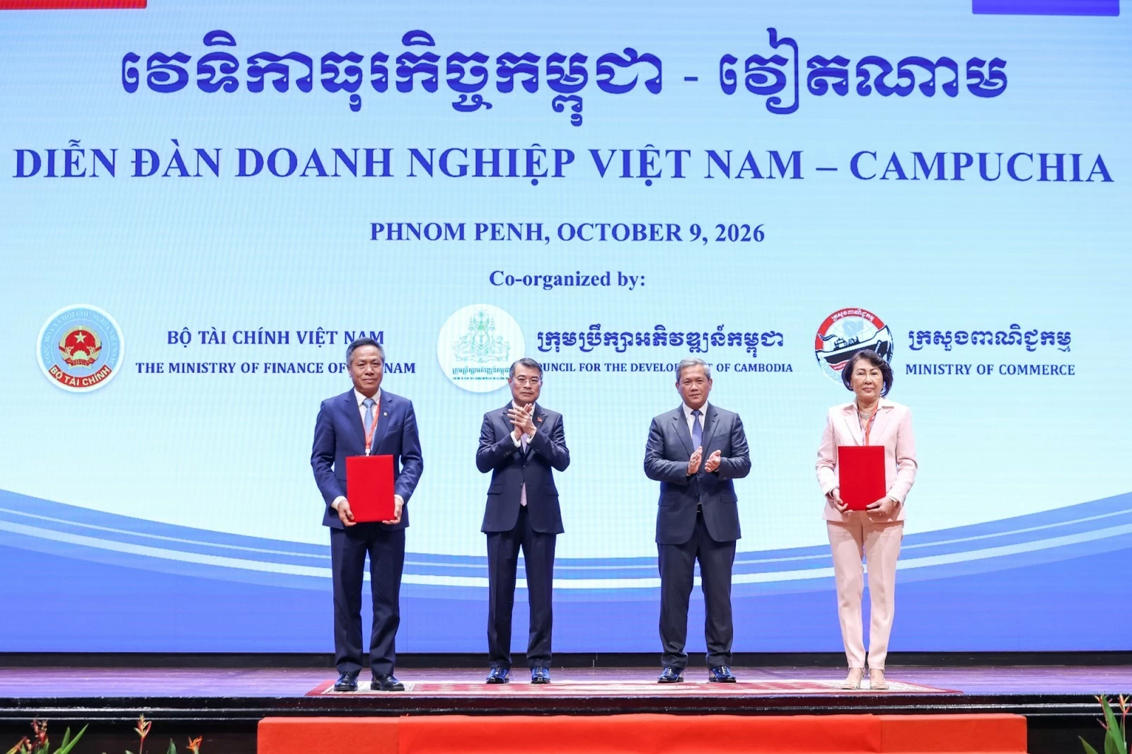 Hai Thủ tướng Việt Nam – Campuchia: Đưa hợp tác kinh tế lên tầm cao mới
