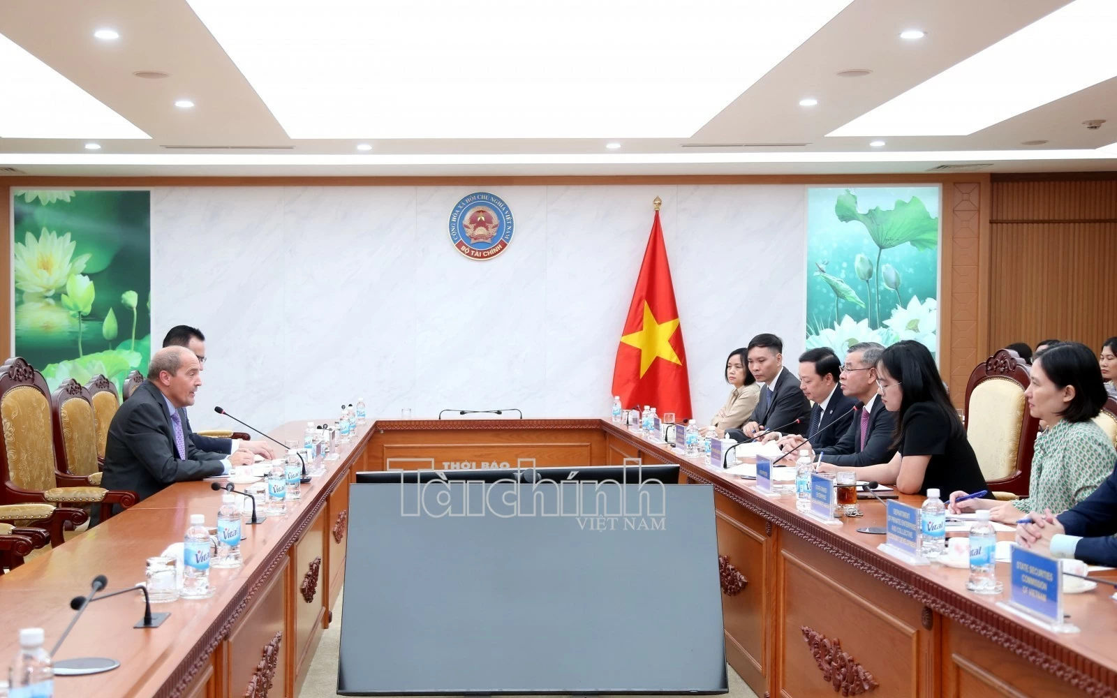 bo truong ngo van tuan tiep chu tich fitch ratings ian linnell thuc day hop tac trong danh gia tin nhiem va phat trien thi truong von