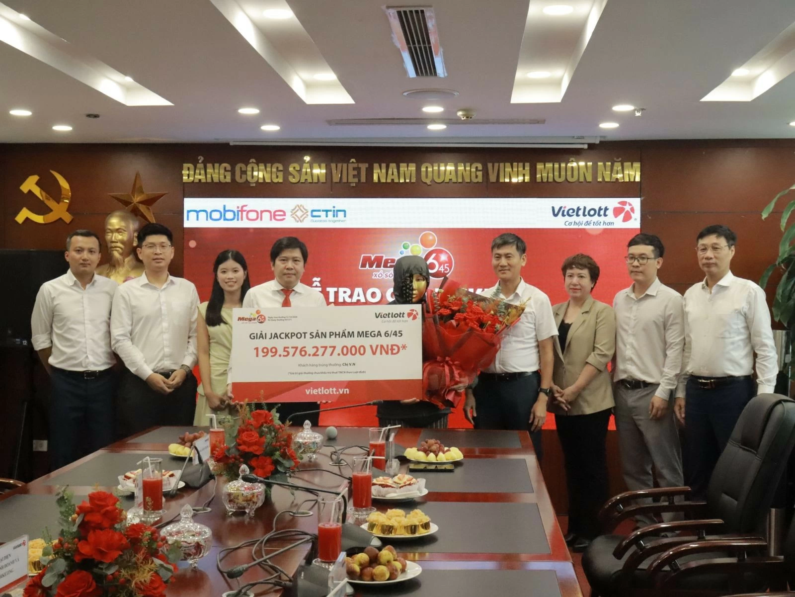 Người chơi nữ trúng thưởng lớn nhất của Vietlott trao tặng 5 tỷ đồng để làm an sinh xã hội Người chơi nữ trúng thưởng lớn nhất của Vietlott trao tặng 5 tỷ đồng để làm an sinh xã hội