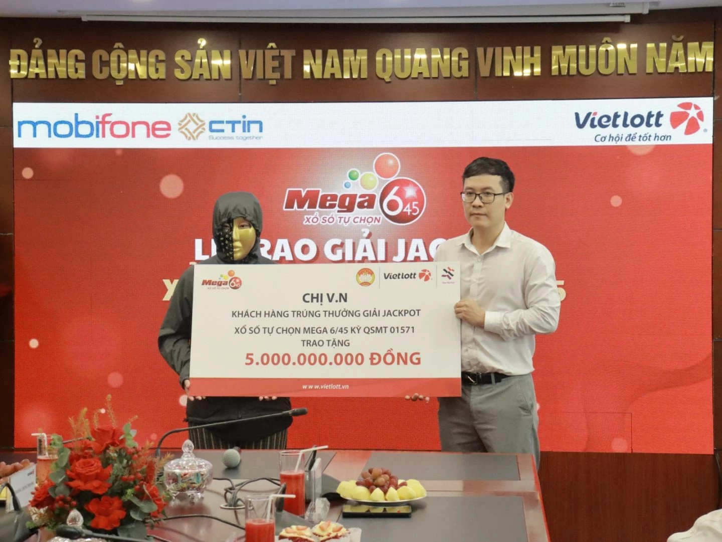 Người chơi nữ trúng thưởng lớn nhất của Vietlott trao tặng 5 tỷ đồng để làm an sinh xã hội Người chơi nữ trúng thưởng lớn nhất của Vietlott trao tặng 5 tỷ đồng để làm an sinh xã hội
