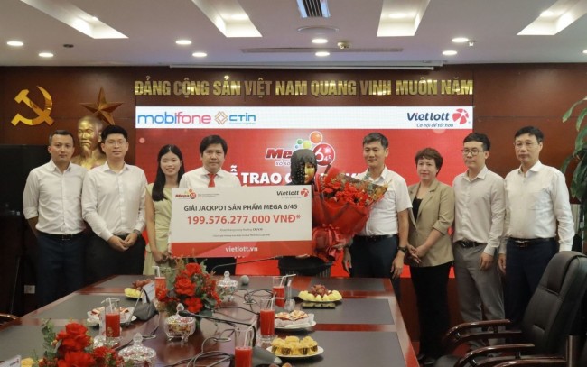 nguoi choi nu trung thuong lon nhat cua vietlott trao tang 5 ty dong de lam an sinh xa hoi