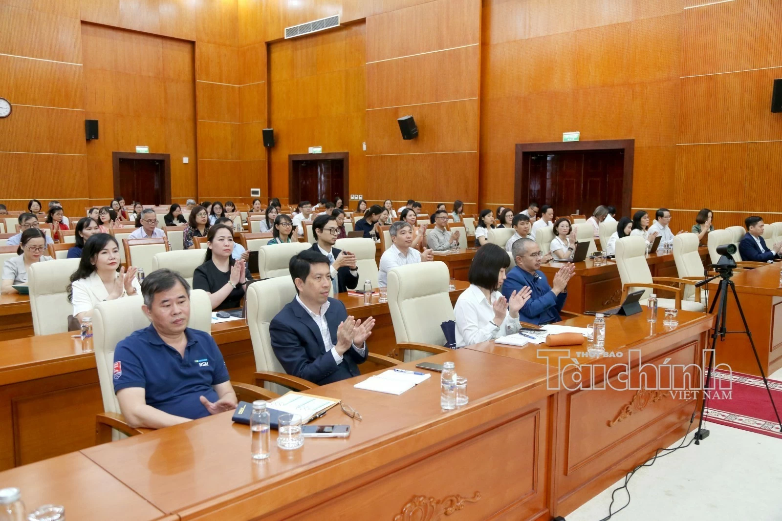 Chính thức triển khai xây dựng 42 chuẩn mực báo cáo tài chính Việt Nam Chính thức triển khai xây dựng 42 chuẩn mực báo cáo tài chính Việt Nam