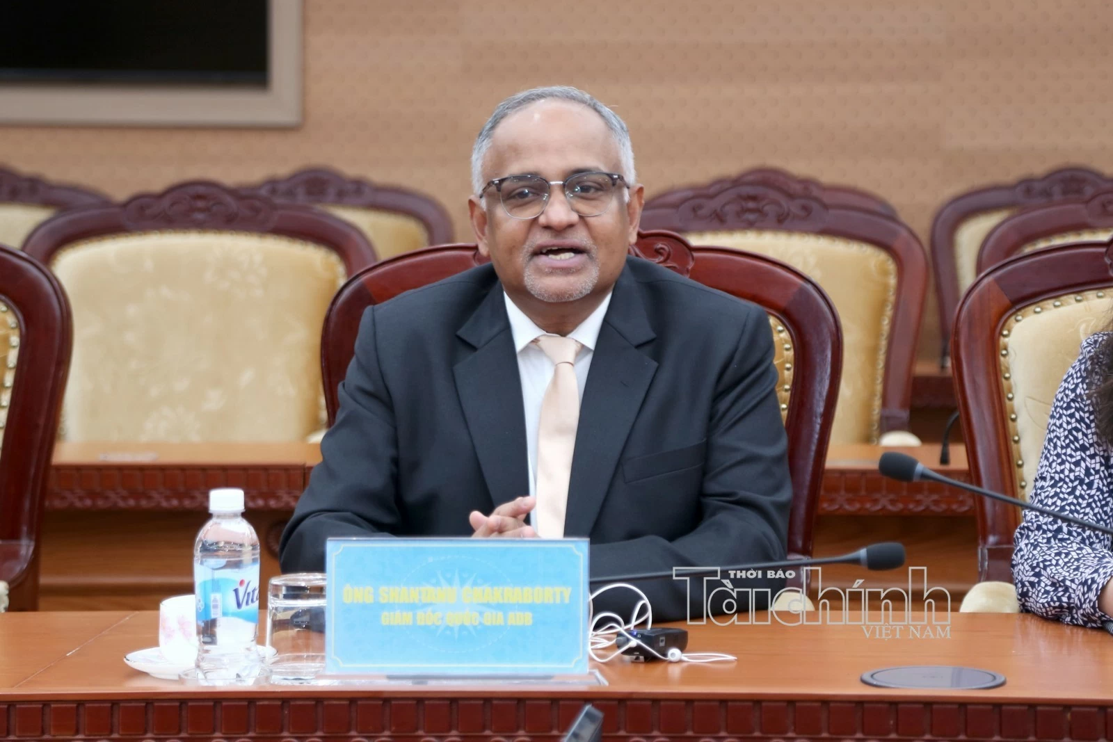 Bộ Tài chính trao Kỷ niệm chương cho Giám đốc Quốc gia ADB tại Việt Nam Shantanu Chakraborty Bộ Tài chính trao Kỷ niệm chương cho Giám đốc Quốc gia ADB tại Việt Nam Shantanu Chakraborty