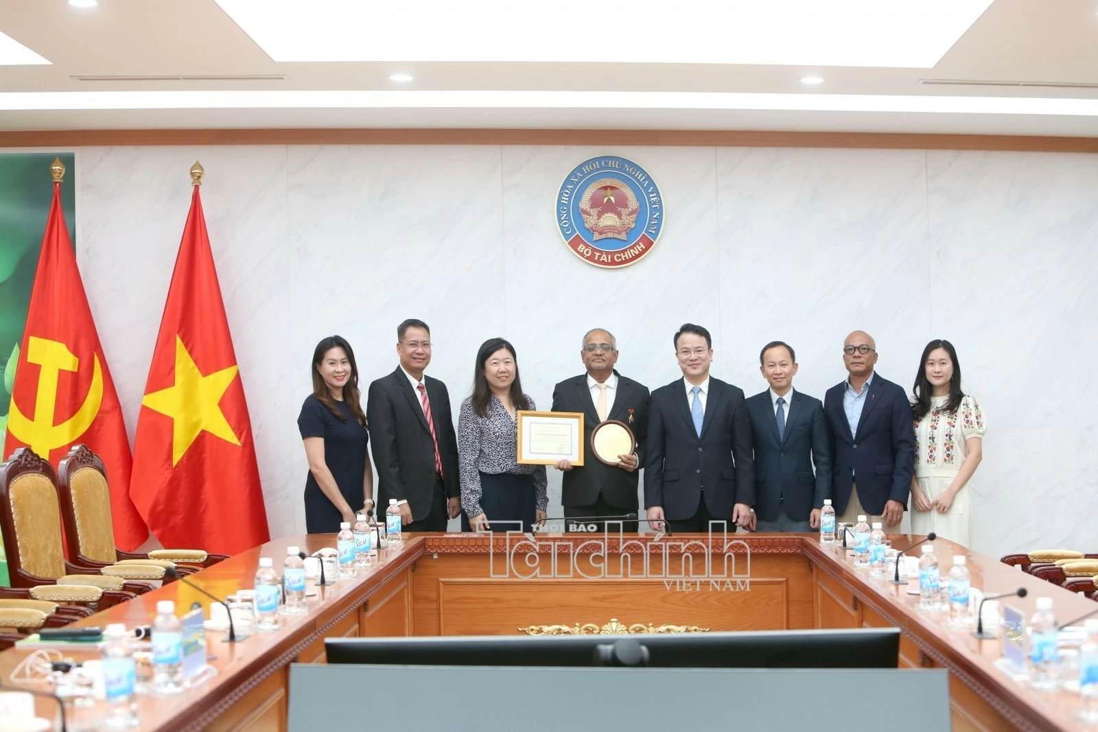 Bộ Tài chính trao Kỷ niệm chương cho Giám đốc Quốc gia ADB tại Việt Nam Shantanu Chakraborty Bộ Tài chính trao Kỷ niệm chương cho Giám đốc Quốc gia ADB tại Việt Nam Shantanu Chakraborty