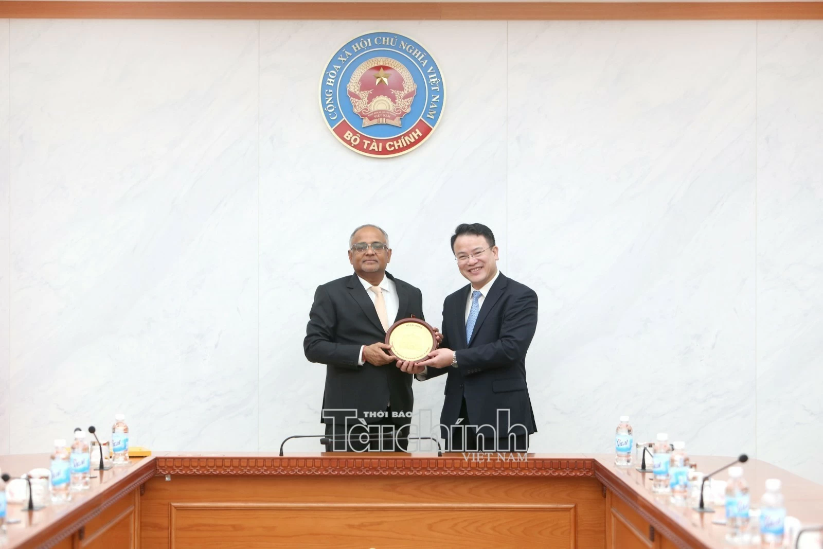 Bộ Tài chính trao Kỷ niệm chương cho Giám đốc Quốc gia ADB tại Việt Nam Shantanu Chakraborty Bộ Tài chính trao Kỷ niệm chương cho Giám đốc Quốc gia ADB tại Việt Nam Shantanu Chakraborty