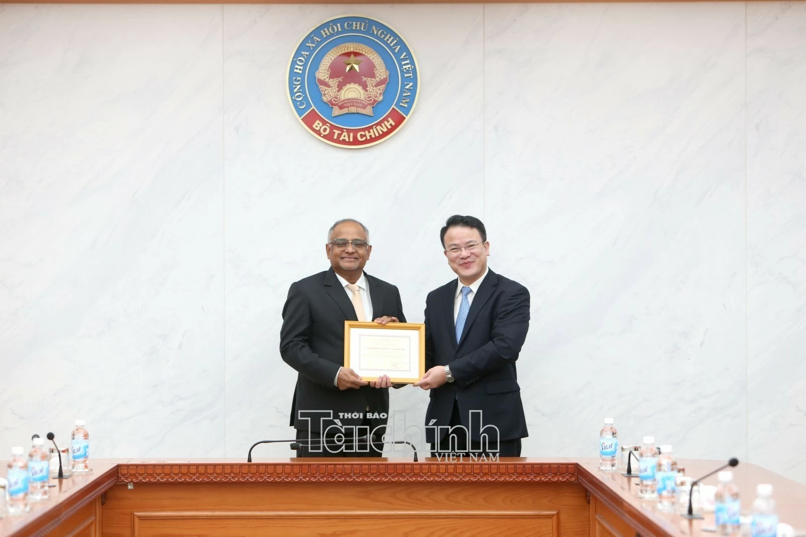 Bộ Tài chính trao Kỷ niệm chương cho Giám đốc Quốc gia ADB tại Việt Nam Shantanu Chakraborty Bộ Tài chính trao Kỷ niệm chương cho Giám đốc Quốc gia ADB tại Việt Nam Shantanu Chakraborty