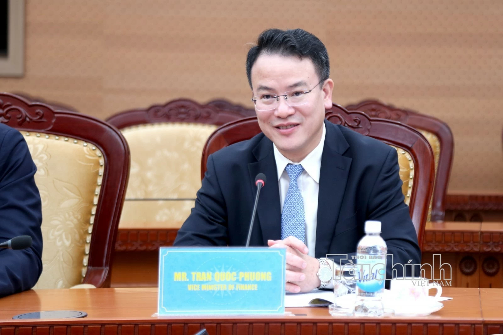 Bộ Tài chính trao Kỷ niệm chương cho Giám đốc Quốc gia ADB tại Việt Nam Shantanu Chakraborty Bộ Tài chính trao Kỷ niệm chương cho Giám đốc Quốc gia ADB tại Việt Nam Shantanu Chakraborty