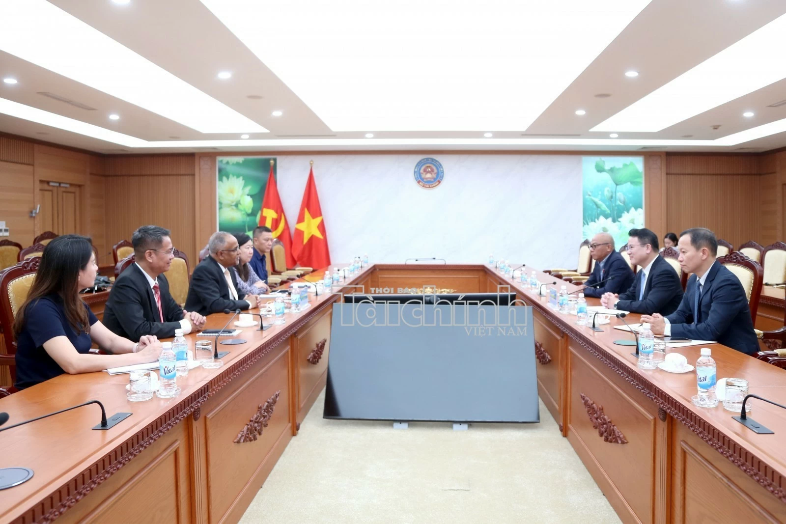 Bộ Tài chính trao Kỷ niệm chương cho Giám đốc Quốc gia ADB tại Việt Nam Shantanu Chakraborty Bộ Tài chính trao Kỷ niệm chương cho Giám đốc Quốc gia ADB tại Việt Nam Shantanu Chakraborty