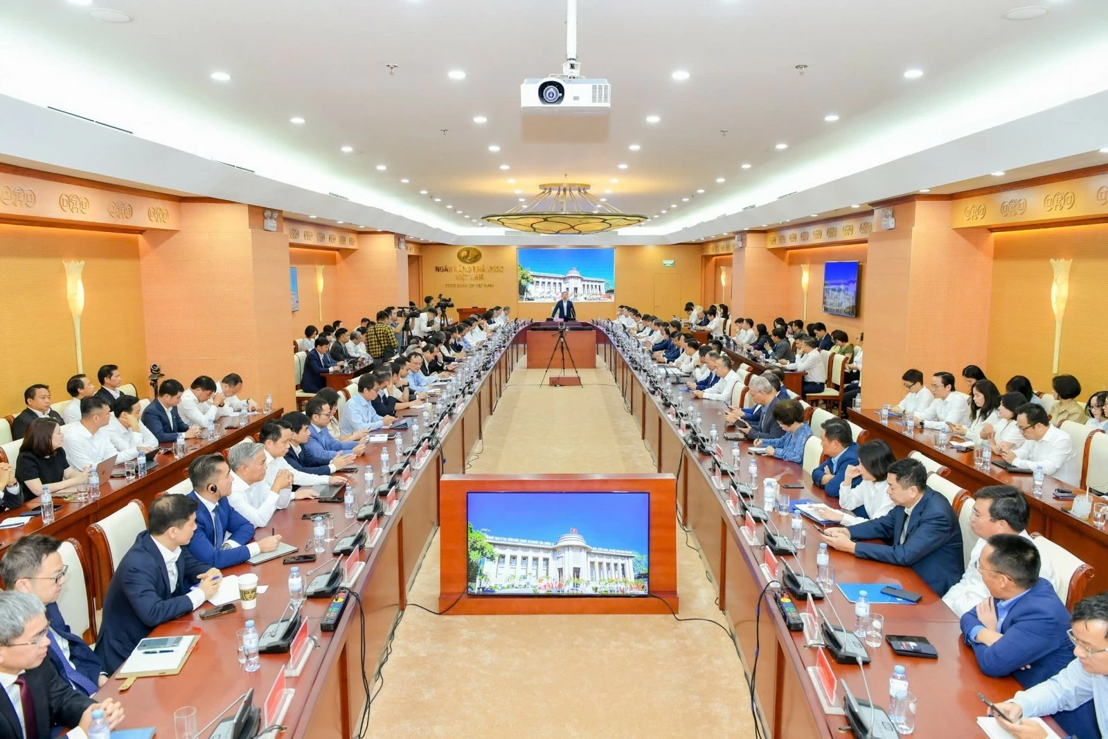 Giảm lãi suất không cào bằng, nhiều ngân hàng tung gói vay ưu đãi chỉ từ 6%/năm Giảm lãi suất không cào bằng, nhiều ngân hàng tung gói vay ưu đãi chỉ từ 6%/năm