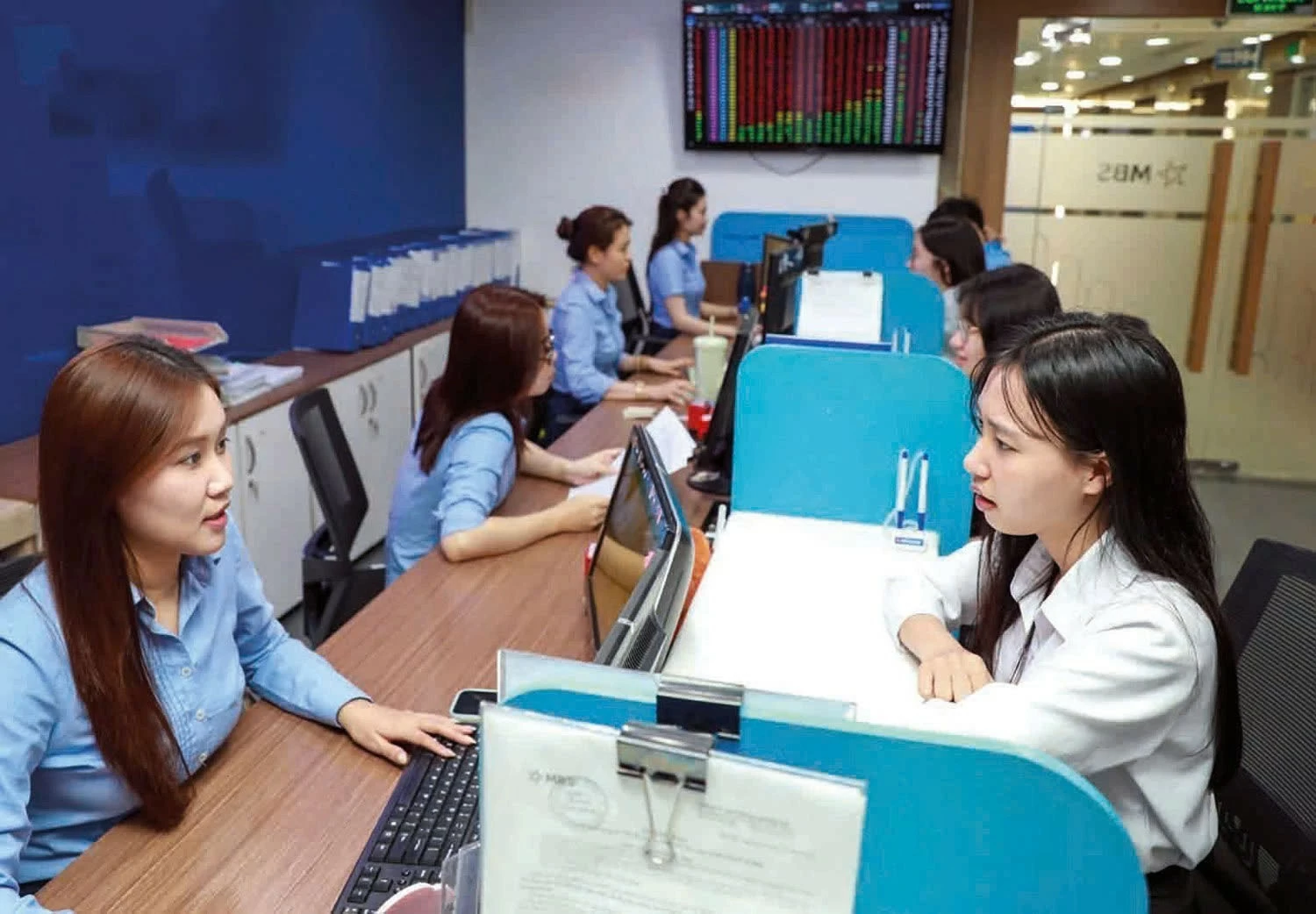 Nâng chất lượng công bố thông tin, tăng sức hút dòng vốn Nâng chất lượng công bố thông tin, tăng sức hút dòng vốn