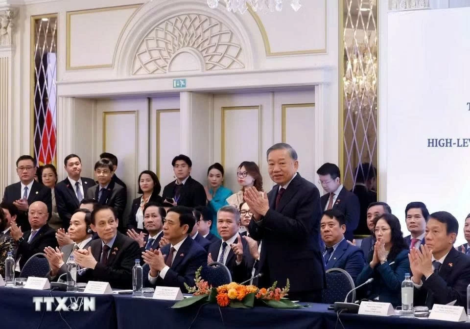 Tổng Bí thư, Chủ tịch nước Tô Lâm dự tọa đàm cấp cao với lãnh đạo doanh nghiệp tiêu biểu châu Âu và Bỉ Tổng Bí thư, Chủ tịch nước Tô Lâm dự tọa đàm cấp cao với lãnh đạo doanh nghiệp tiêu biểu châu Âu và Bỉ