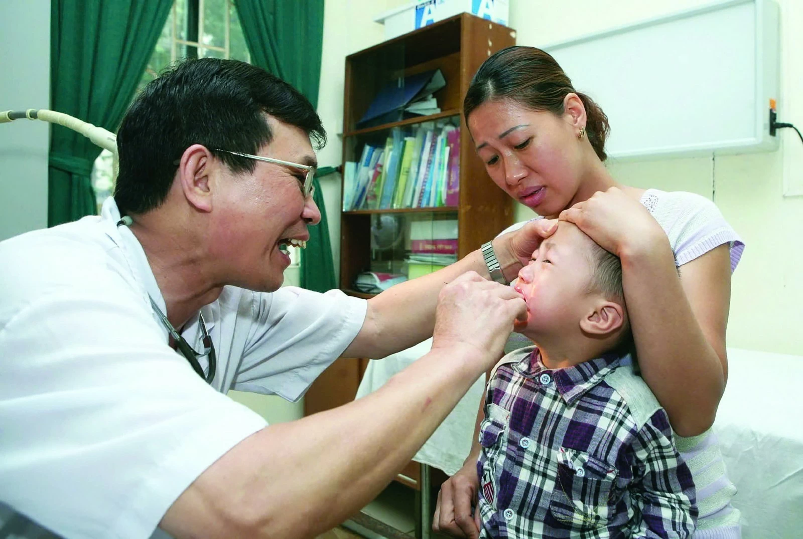 Chuyển ưu đãi thuế thành lợi ích thực chất cho học sinh, người bệnh Chuyển ưu đãi thuế thành lợi ích thực chất cho học sinh, người bệnh