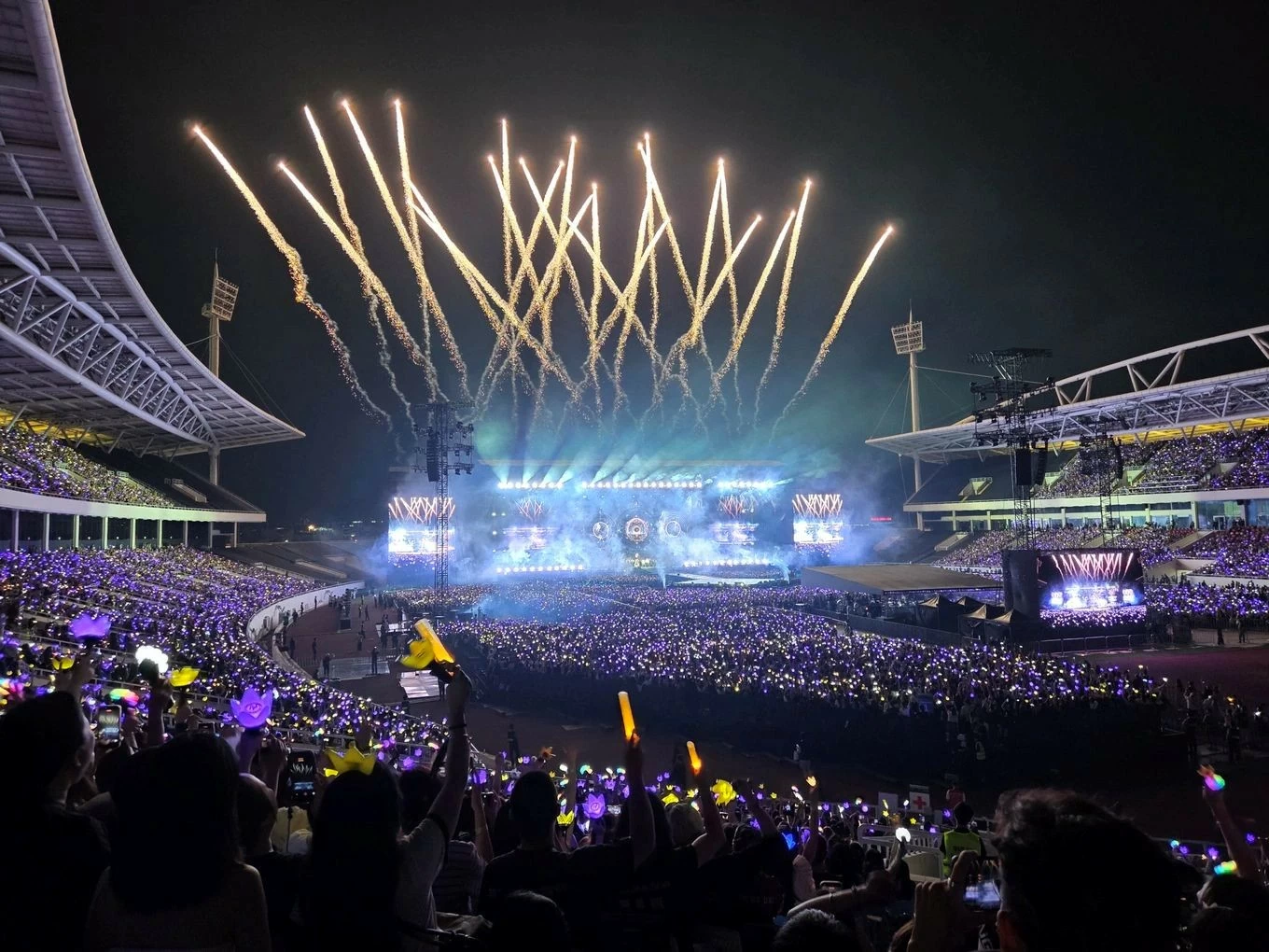 BIGBANG tại Hà Nội thu hút 90.000 lượt khán giả, doanh thu du lịch ước 750 tỷ đồng BIGBANG tại Hà Nội thu hút 90.000 lượt khán giả, doanh thu du lịch ước 750 tỷ đồng