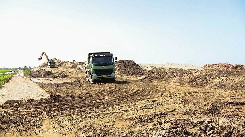 Thi công Dự án Đầu tư xây dựng tuyến đường cao tốc Ninh Bình - Hải Phòng, đoạn qua tỉnh Nam Định (cũ) và Thái Bình (cũ). (Ảnh: Anh Minh).