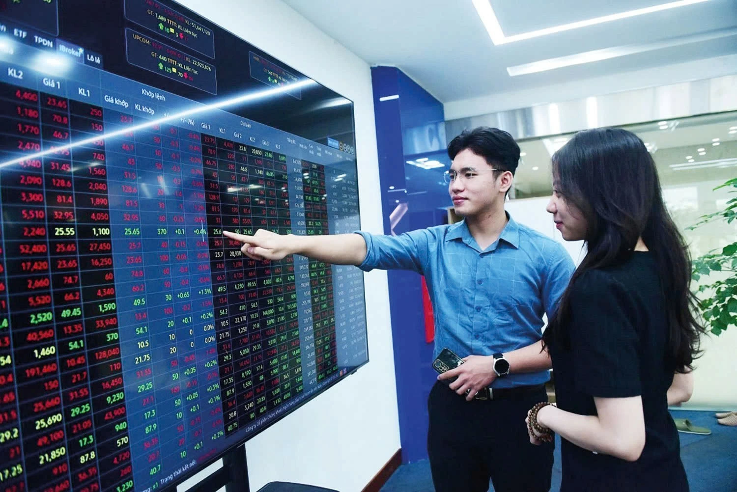 Giao dịch chứng khoán xuyên trưa, kỳ vọng tạo thêm sức hút cho thị trường Giao dịch chứng khoán xuyên trưa, kỳ vọng tạo thêm sức hút cho thị trường