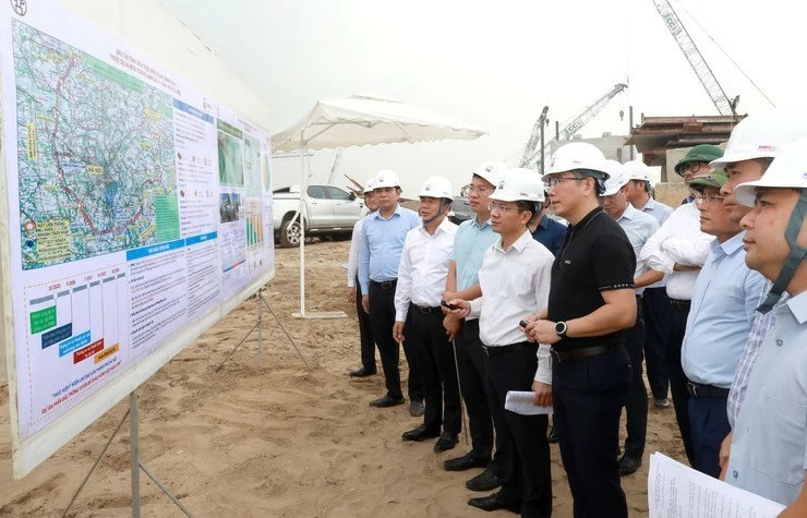 Hà Nội tăng tốc thi công 8 cầu vượt sông Hồng, sông Đuống