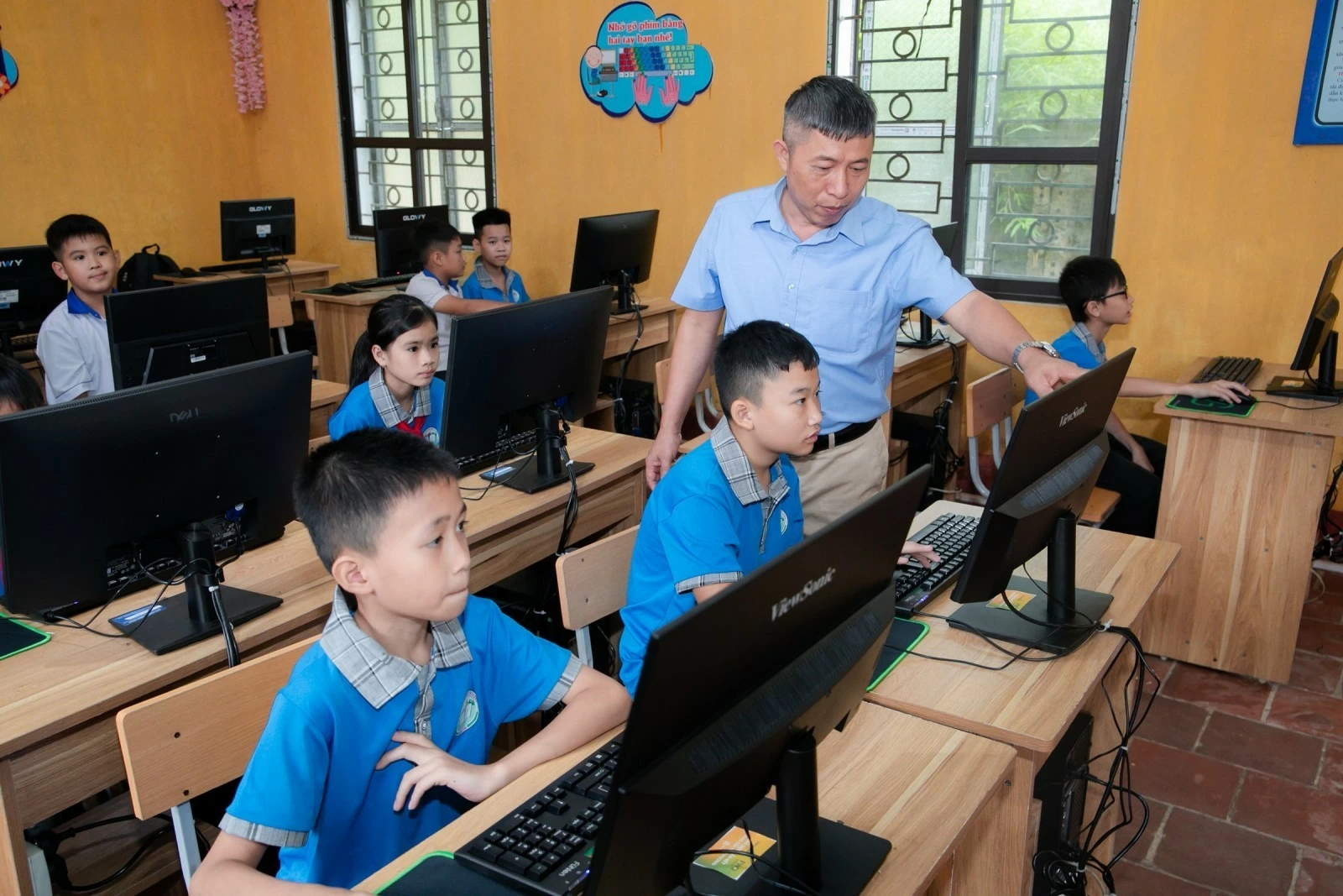 Vạn dặm gắn kết: Khi yêu thương được gửi trao bằng hành động thiết thực Vạn dặm gắn kết: Khi yêu thương được gửi trao bằng hành động thiết thực