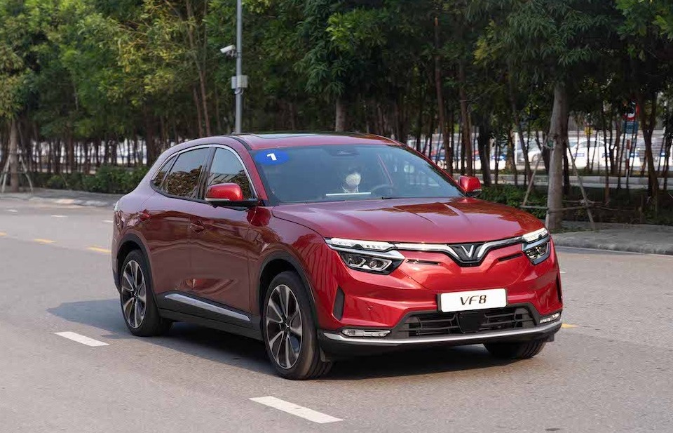 Xe điện VF8 “đốn tim” khách hàng thế giới ngay trong lần đầu lái thử