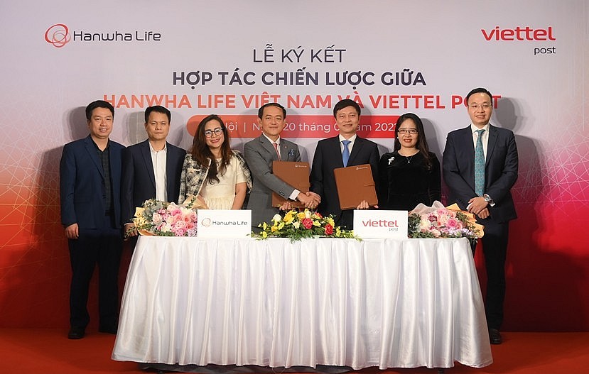 Hanwha Life Việt Nam và Viettel Post hợp tác phân phối sản phẩm bảo hiểm