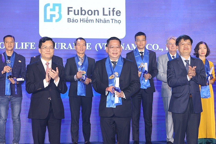 Fubon Life Việt Nam nhận giải thưởng Rồng Vàng lần thứ 9