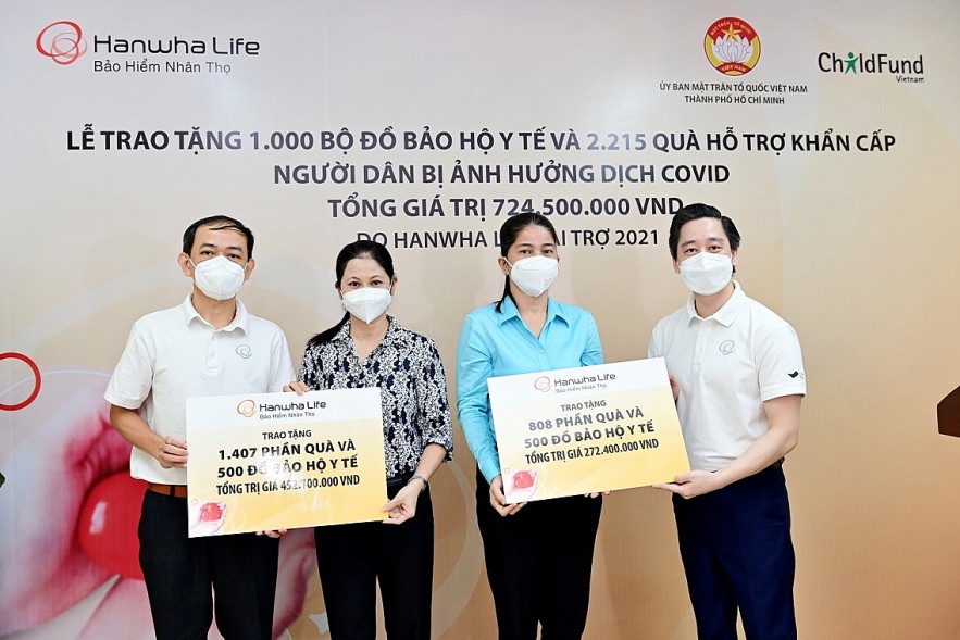Hanwha Life Việt Nam tặng quà trị giá 724 triệu đồng cho người dân vùng dịch TP. Hồ Chí Minh