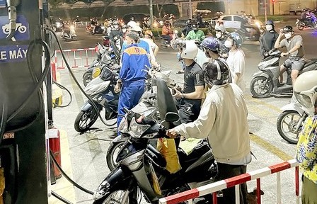 TP. Hồ Chí Minh: Rút giấy phép nếu phát hiện cửa hàng xăng dầu găm hàng chờ tăng giá
