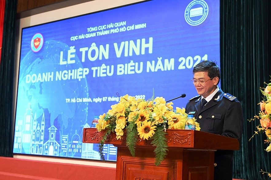 Phó cục trưởng Cục Hải quan TP. Hồ Chí Minh phát biểu tri ân các doanh nghiệp xuất nhập khẩu tiêu biểu. Ảnh Đỗ Doãn