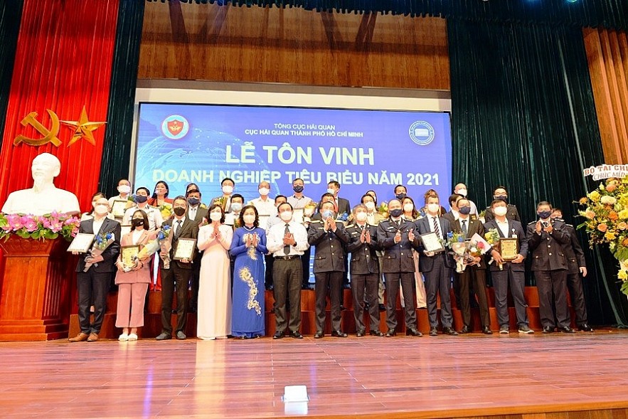 Lãnh đạo Bộ Tài chính cùng lãnh đạo Thành ủy, UBND TP. Hồ Chí Minh chụp ảnh lưu niệm cùng công chức hải quan và các doanh nghiệp tiêu biểu. Ảnh Đỗ Doãn