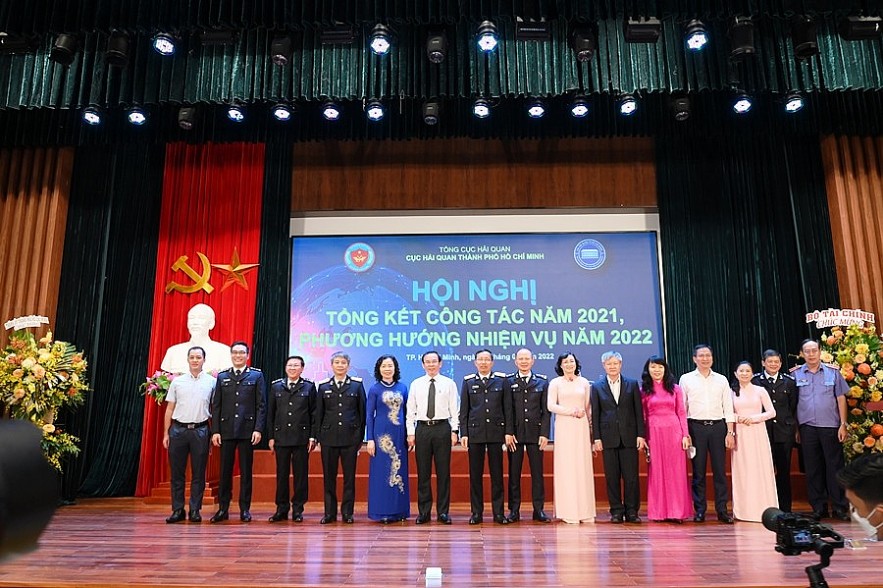 Thứ trưởng Vũ Thị Mai và lãnh đạo chính quyền TP. Hồ Chí Minh chụp ảnh lưu niêm với lãnh đạo Cục Hải quan TP. Hồ Chí Minh. Ảnh Đỗ Doãn