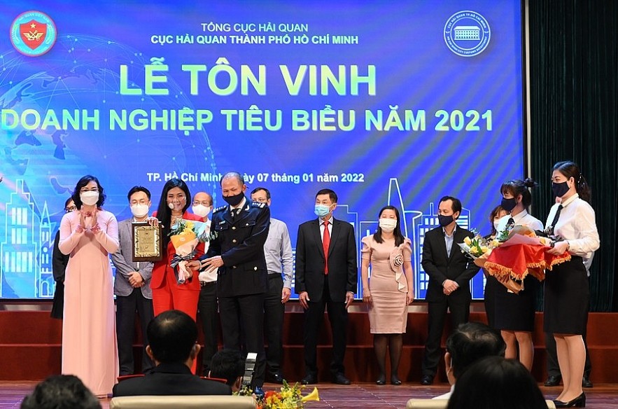 Bà Phan Thị Thắng - Phó Chủ tịch UBND TP. Hồ Chí Minh vinh danh doanh nghiệp có mức đóng góp lớn cho ngân sách nhà nước năm 2021. Ảnh Đỗ Doãn