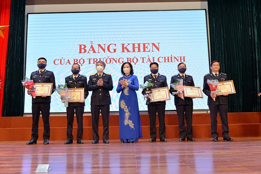 Thứ trưởng Vũ Thị Mai (giữa) trao bằng khen của Bộ trưởng Hồ Đức Phớc cho công chức Cục Hải quan TP. Hồ Chí Minh đạt thành tích tốt trong năm 2021. Ảnh Đỗ Doãn