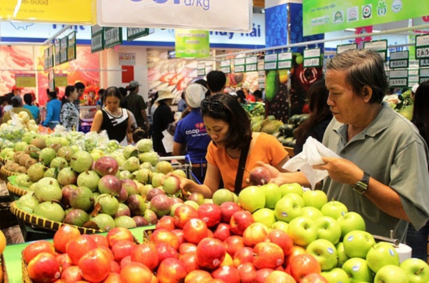 Người dân chọn mua sản phẩn nông nghiệp tại một siêu thị trên địa bàn TP. Hồ Chí Minh. Ảnh Việt Dũng