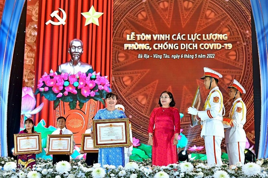 Bà Nguyễn Nam Phương - Chủ tịch Công ty Lan Anh nhận bằng khen của Thủ tướng Chính phủ về thành tích xuất sắc và nhiều đóng góp trong công tác phòng, chống dịch Covid-19 trên địa bàn tỉnh Bà Rịa - Vũng Tàu. Ảnh Đỗ Doãn