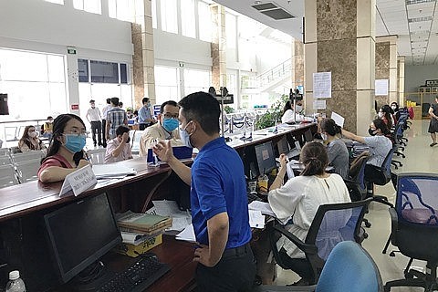 Cán bộ Cục Thuế TP. Hồ Chí Minh hướng dẫn thông tin về hóa đơn điện tử cho người nộp thuế. Ảnh Đỗ Doãn