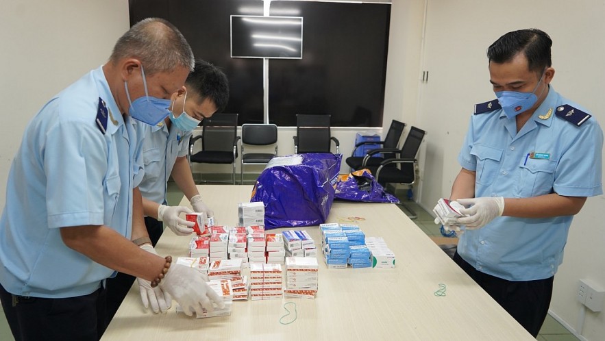 TP. Hồ Chí Minh: Bắt giữ hơn 3 nghìn viên thuốc lắc nhập lậu