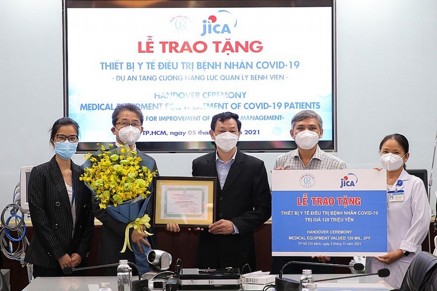 Đại diện Bệnh viện Chợ Rẫy nhận gói thiết bị hỗ trợ chống dịch Covid-19. Ảnh Nguyễn Quỳnh