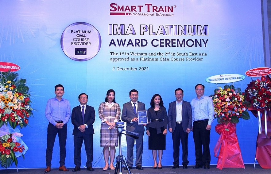 Lãnh đạo Smart Train (giữa) đón nhận danh hiệu Platinum của Hiệp hội IMA. Ảnh Hoàng Thúy