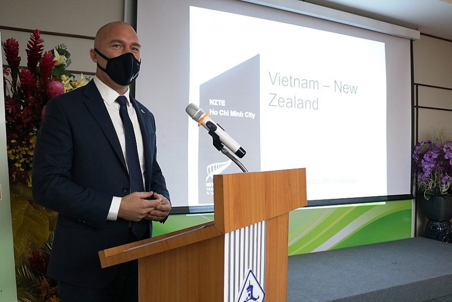 Ông Joseph Nelson - Tổng Lãnh sự quán New Zealand tại TP. Hồ Chí Minh chia sẻ thông tin hợp tác tiềm năng với doanh nghiệp Việt. Ảnh Đỗ Doãn