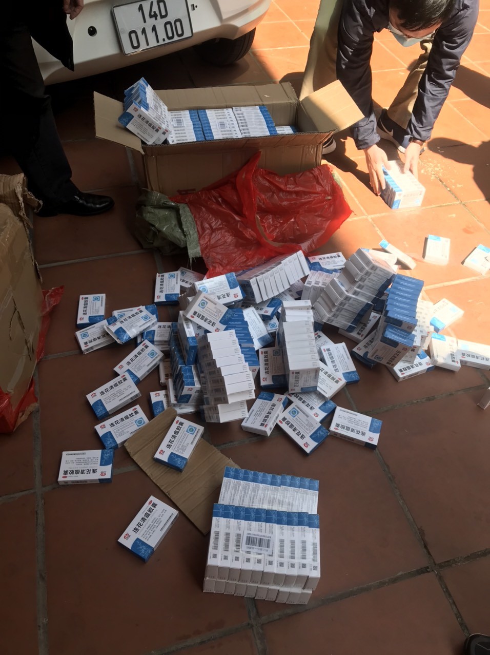 Hải quan Quảng Ninh bắt giữ 400 hộp thuốc hỗ trợ Covid-19 nhập lậu