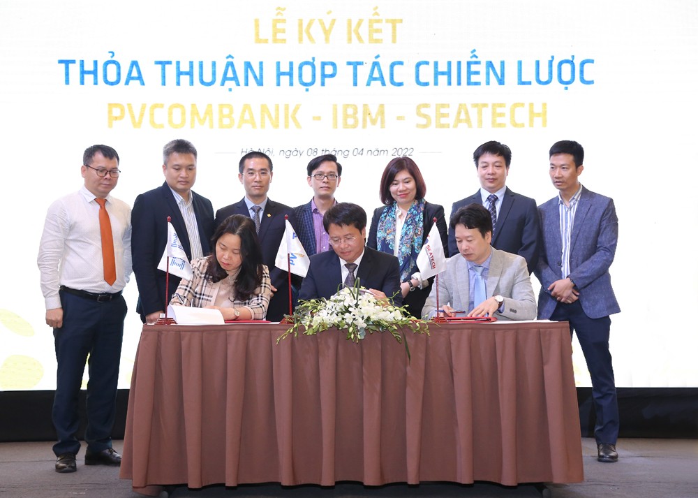 PVcomBank ký kết thỏa thuận hợp tác chiến lược với IBM và SEATECH  về chuyển đổi số